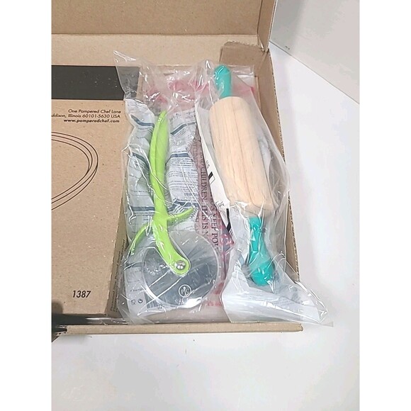 New Pampered Chef 1477 "Let’s Make Pizza" Kid’s Pizza Set stoneware - Picture 6 of 8